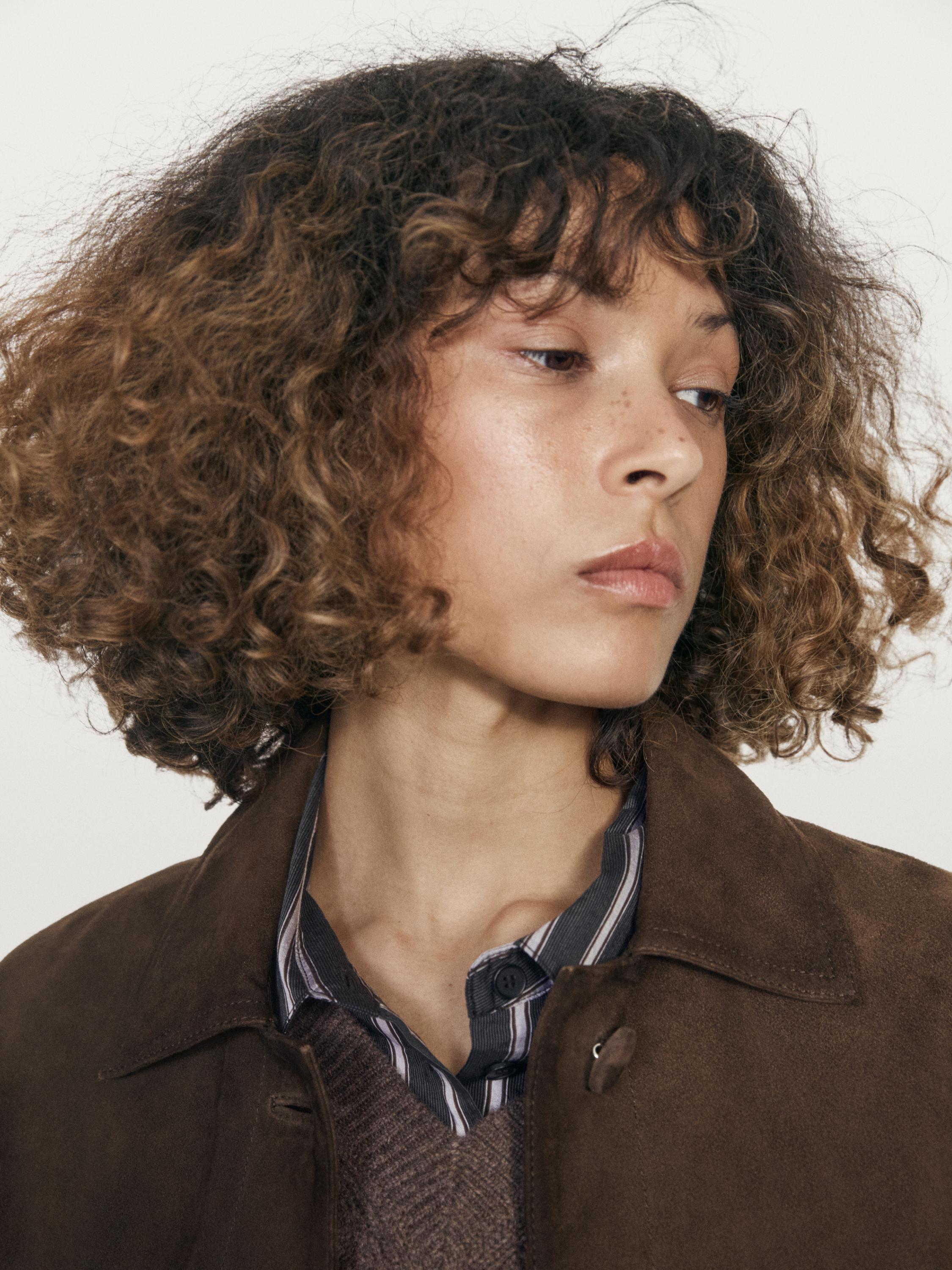 Veste courte boutons recouverts en cuir finition daim